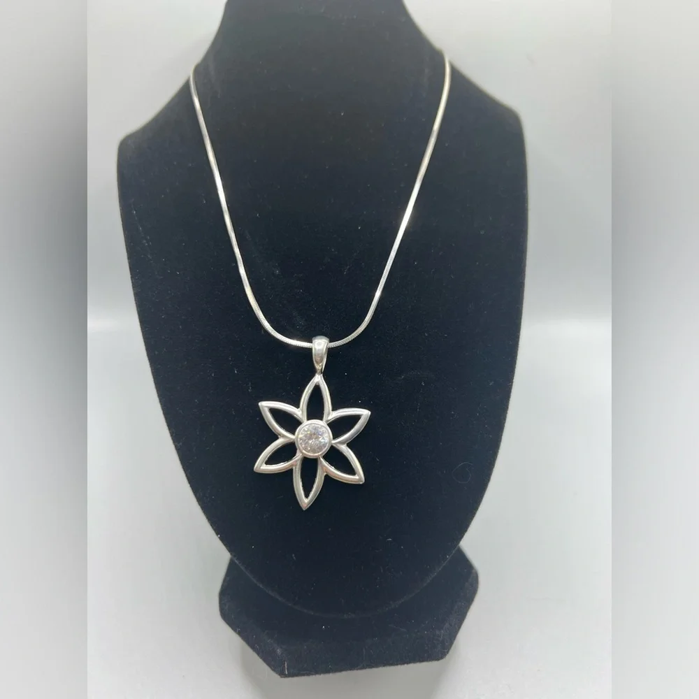 Silpada 925 sterling silver CZ Daisy Flower Floral Necklace Pendant S1195